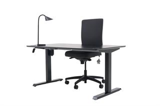 Kontorsæt med bordplade i sort, stelfarve i sort, sort bordlampe og grå kontorstol